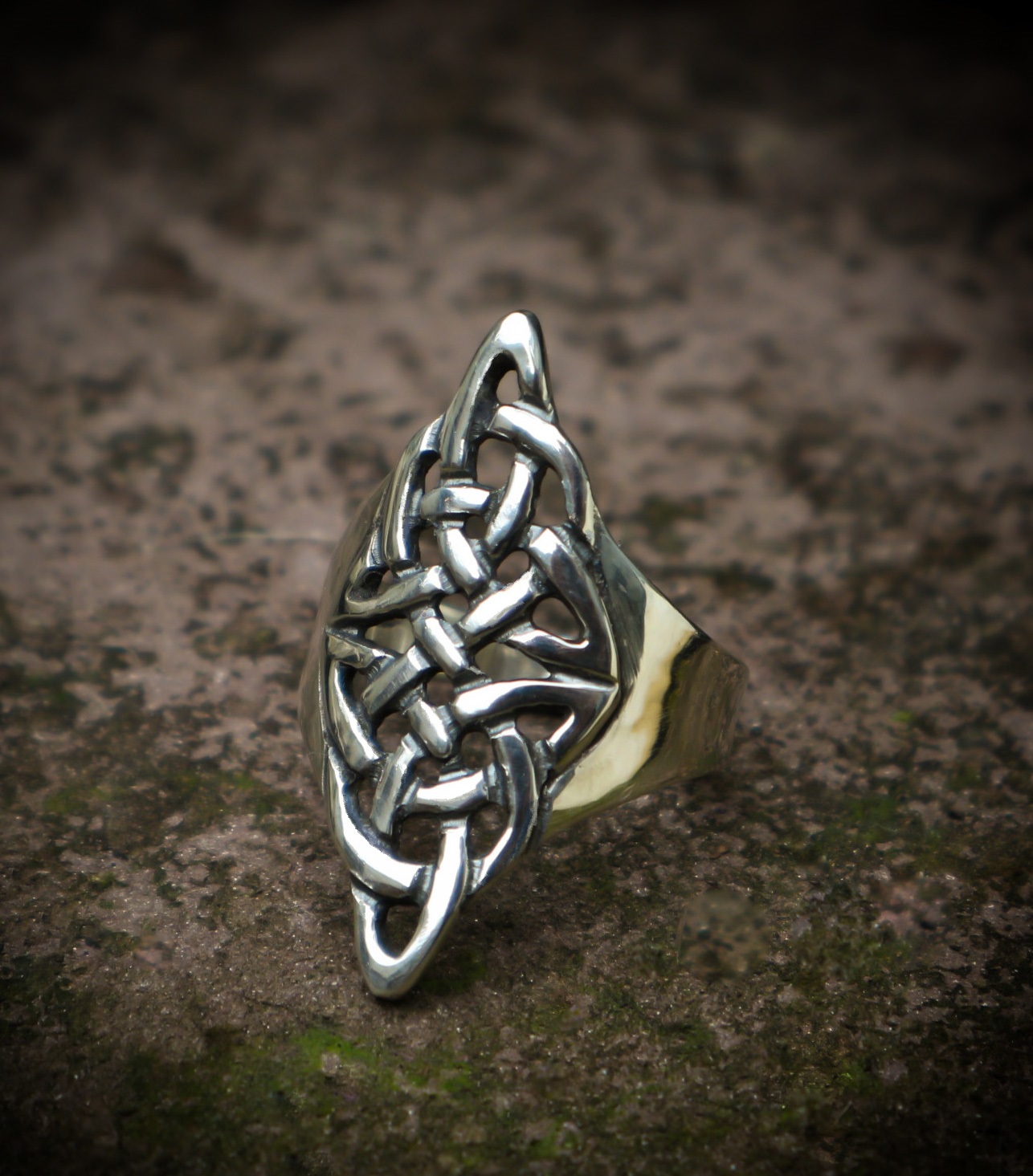 Grote, zilveren met keltisch patroon - sieraden