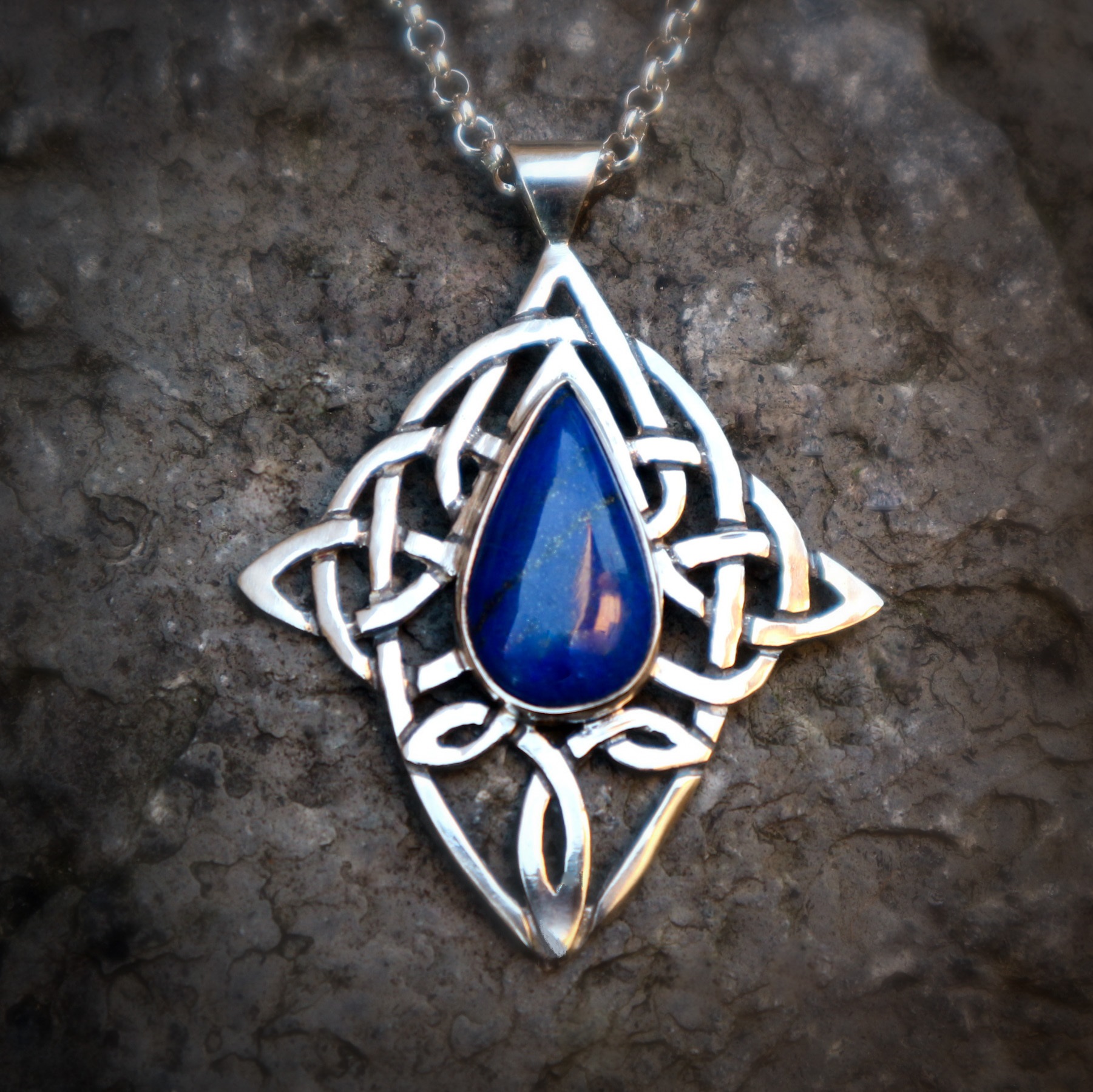 Toestemming Gewend aan Karakteriseren Keltische hanger met een Lapis Lazuli - Scarabee sieraden
