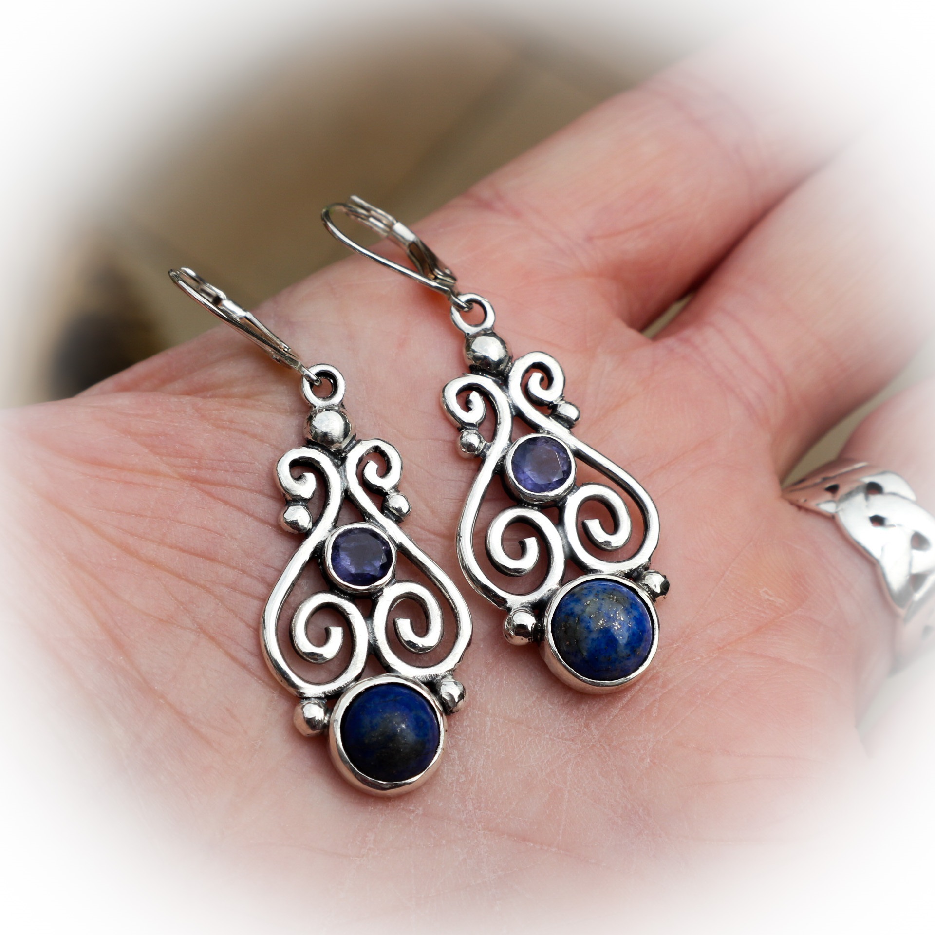 Augment temperament Vergelijken Een paar zilveren oorbellen in een barokke stijl met blauwe stenen -  Scarabee sieraden