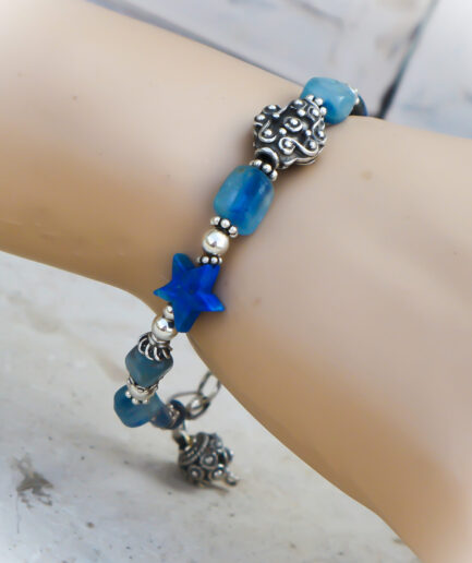 Armband met prachtige blauwe edelsteen en zilveren kralen