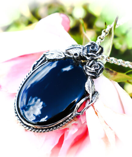 Supergrote hanger met rozen en een onyx in sterling zilver