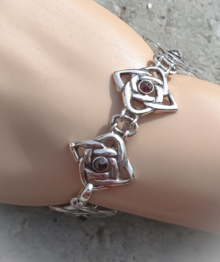 Keltische schakelarmband in zilver met granaatsteentjes