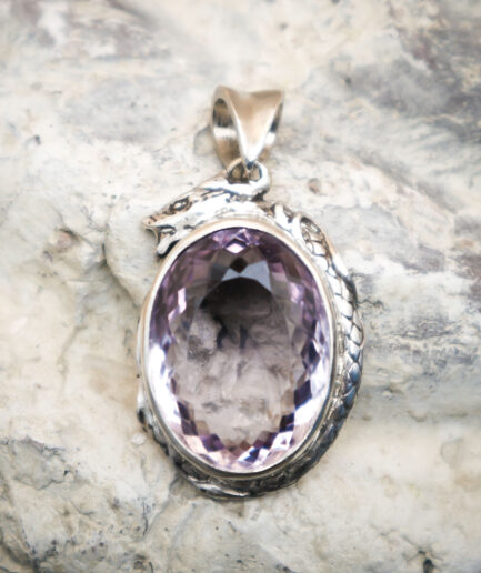 Hanger 'Chinese draak' in sterling zilver met facetgeslepen amethyst