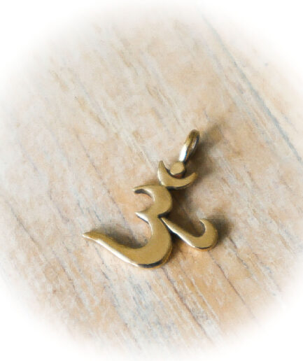 Kleine 'Om/Aum' hanger in 14 kt geelgoud