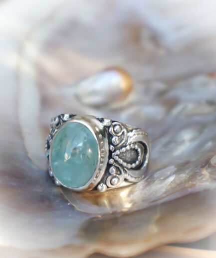Zilveren ring met sierlijke decoraties en een aquamarijn
