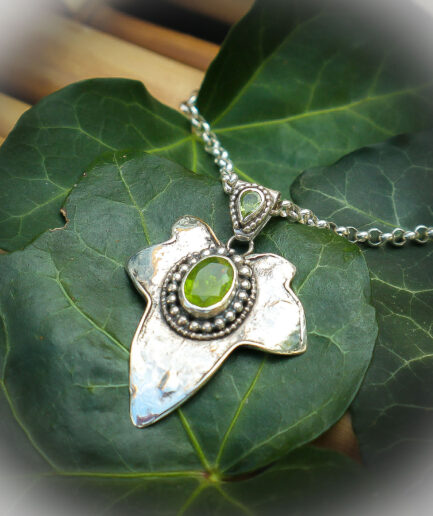 "Elvenblad" klimopblad hanger in zilver met groene edelstenen