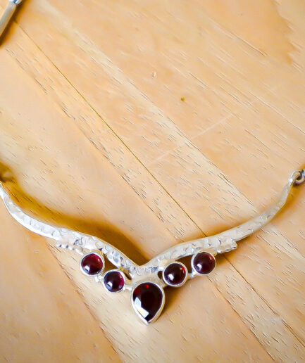 Stijlvolle zilveren halsketting met granaat stenen