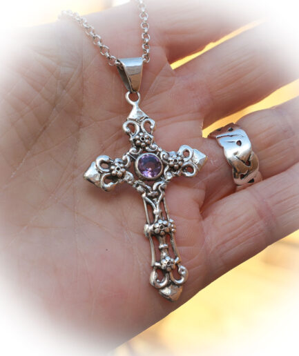 Handgemaakt zilveren kruis in Victoriaanse stijl met amethyst
