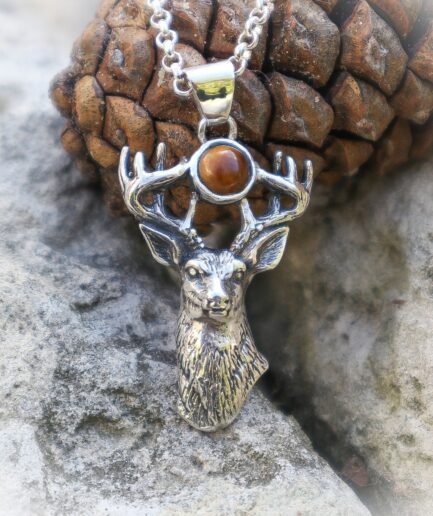 Hertenkop hangertje in zilver met tijgeroog