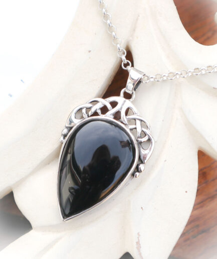 Keltische hanger in sterling zilver met een grote onyx steen