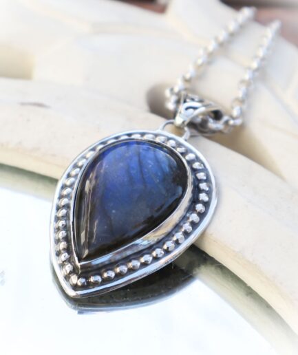 Magische grote hanger in zilver met een labradoriet