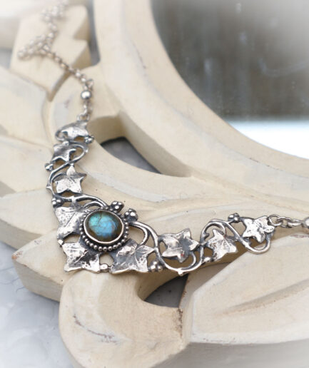 Halsketting "Ivy" in sterling zilver met labradoriet