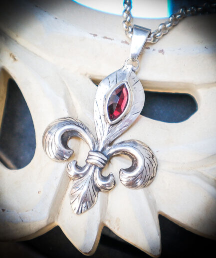 Grote Fleur-de-lis hanger in zilver met granaat